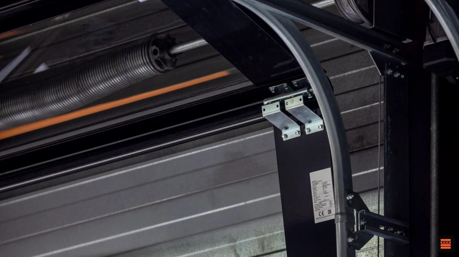 Rail horizontal et coude aluminium d’une porte sectionnelle